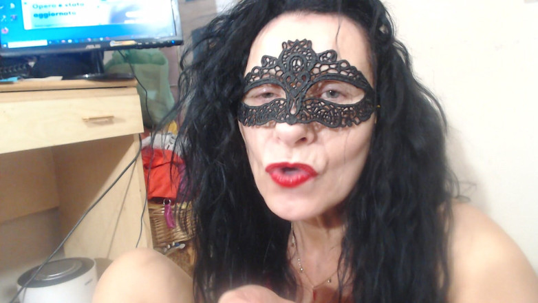 WEBREGINETTA2023: Okurka před zadkem při močení s otevřenými punčocháči