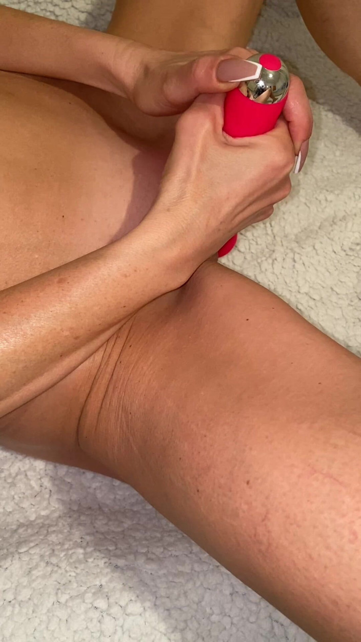 Nofaceblonde: Masturbace krásné blondýnky s orgasmem a sténáním