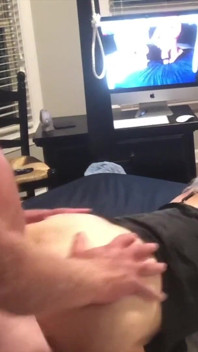 Sexy MILFka je ošukaná zezadu s pěkným výstřikem na konci zralé ženy