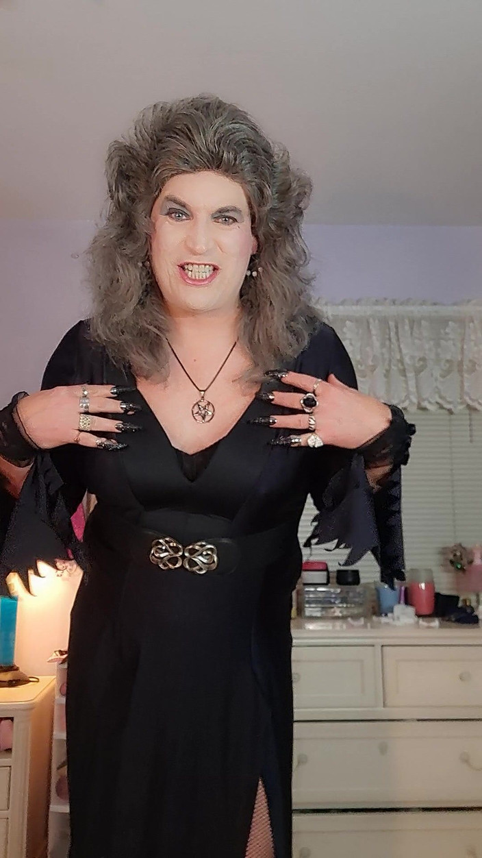 Victoria Lecherri: Щасливого Хеллоуїна від графині Вікторії королеви проклятих!