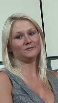 Rondborstige blonde milf zuigt en rijdt op de rode bank