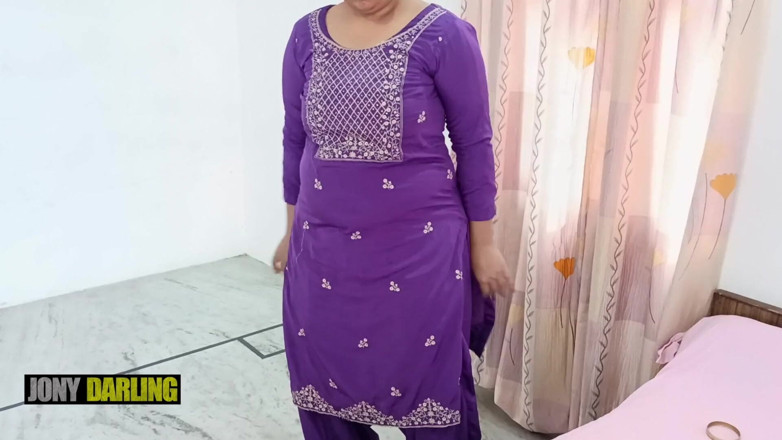 Jony Darling: Mẹ kế khỏa thân mặc bộ đồ punjabi và khiêu vũ...