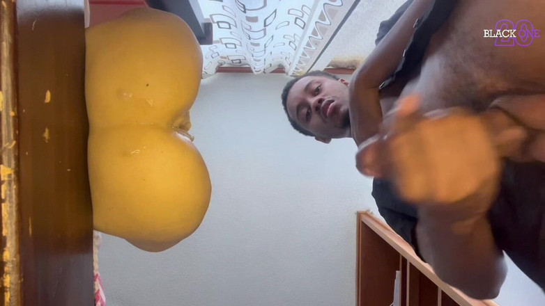 Black-2001: Tatínek šuká jeho fleshlight s jeho velký penis a hodně slin,...