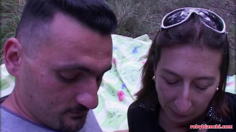 Topax Film Production: イタリアン・アマチュア:ビッチなミルフが森でアナルセックスされる