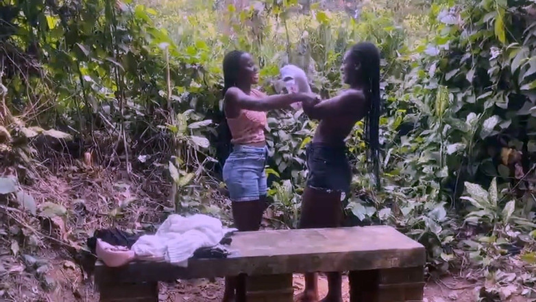 African Beauties: Дві лесбійські милашки трахаються з ділдо в громадському парку