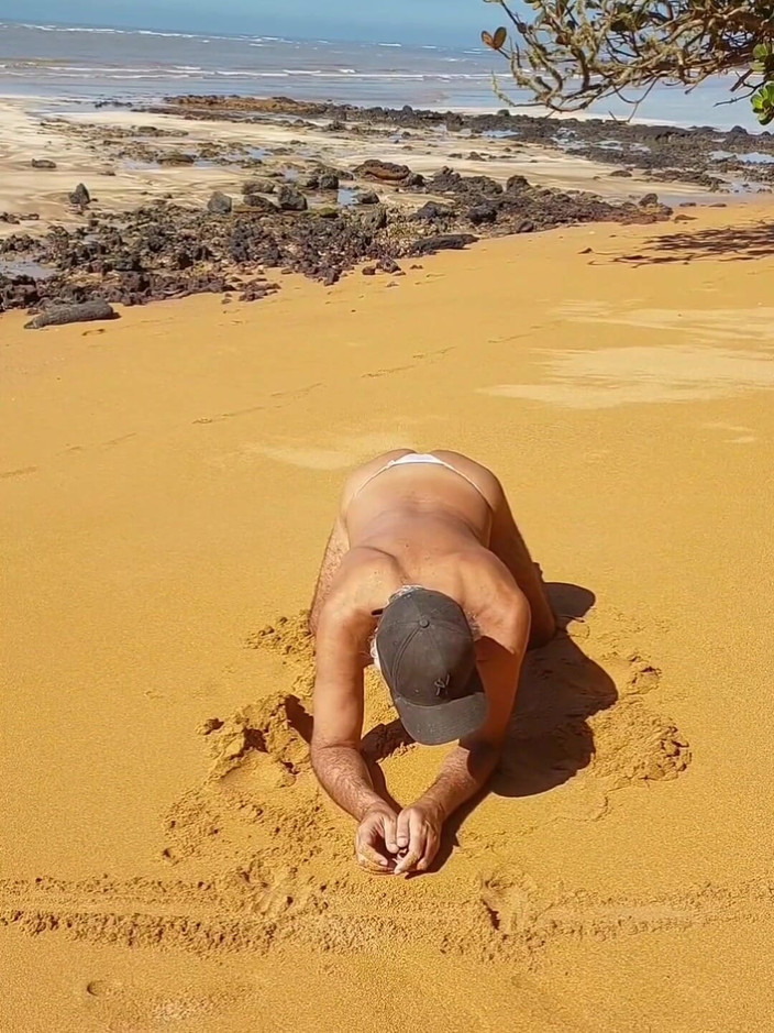 Ladysilvas: Ladysilva travesti plajda ateşli götünü külotla gösteriyor