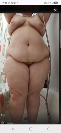 女の子がシャワーで自慰をする