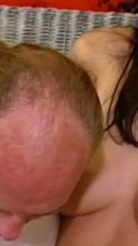 Prsatá brunetka milf bere ptáka hluboko zezadu
