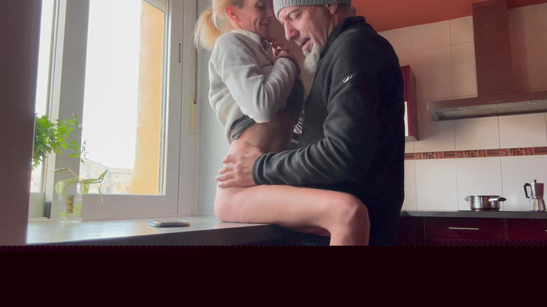 Cristina Sauvage: La moglie in cucina vuole che le condisca il coniglio