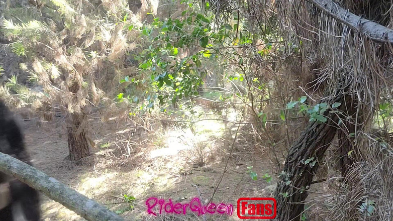 Riderqueen BBW Step Mom Latina Ebony: Riderqueen в одиночку, на улице, видео для моих поклонников.