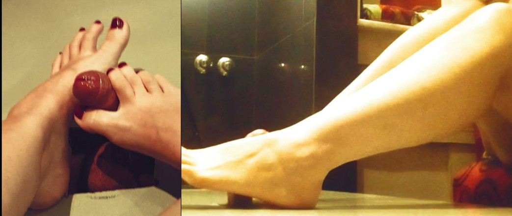 My sweet milfs: 25 Mature Woman Masturbating with Her Feet up on a...