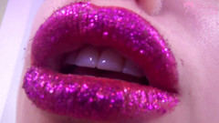 Goddess Misha Goldy: Luccicante rossetto viola provocante