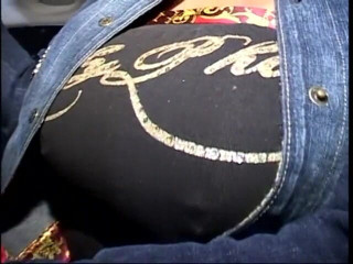 Hot and Wet: Une grosse femme avec des piercings aux tétons se fait étouffer...