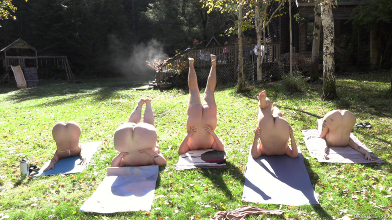 Brooke Casey: Behaarte lesbische nacktyoga