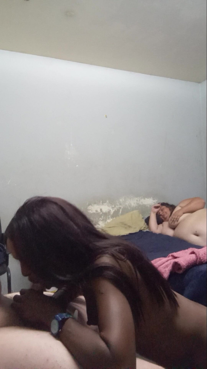 hothouse18xxx: Üvey Kız Emiyor Ve Karısı Izlerken Üvey Babasının Yarağına Biniyor