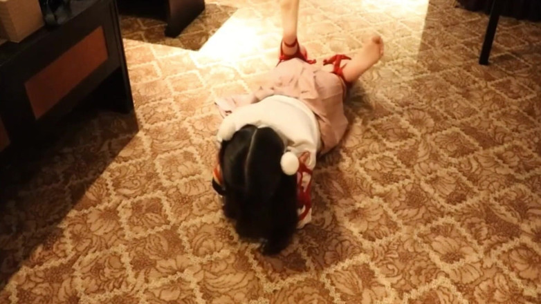 Aisan girl bondage: Jk üniformalı sevimli küçük bir kız yerde yalınayak dolaşıyordu.