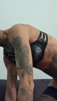 Scout allemand - Vicky Hundt, femme mature mince, se fait draguer et baiser avec un cul coquin