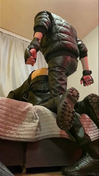 Leather gopnik folla duro a un maricón de cuero. Parte 2