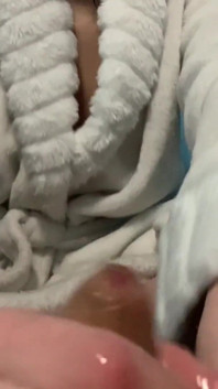 Seine freundin ölt seinen schwanz ein, um ihm einen handjob zu geben, den er so schnell nicht vergessen wird.