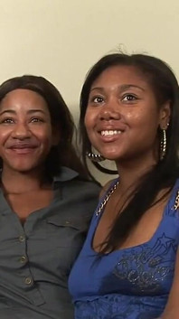 Dos zorras lesbianas negras se masturban y se dan placer extremo con sus juguetes