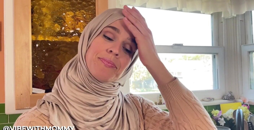 VibeWithMommy: La moglie conservatrice hijabi viene sorpresa a guardare il porno...