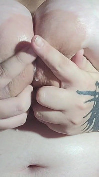 Escupir jugando con mis enormes tetas caídas