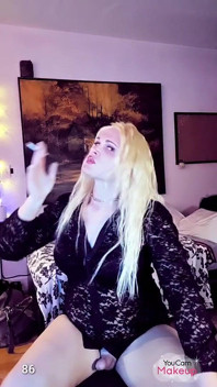 Hlazení a kouření Kylie Rey