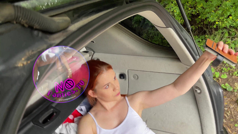 No panties TV: 短いスカートでホット赤毛は車をロードします