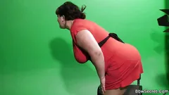 在视频工作室做一个热辣的胖子