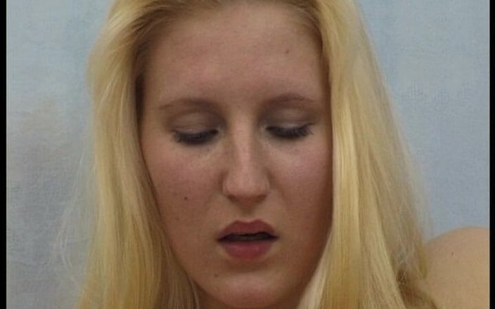 YOUR FIRST PORN: Shannon Știu că sunt al naibii de sexy