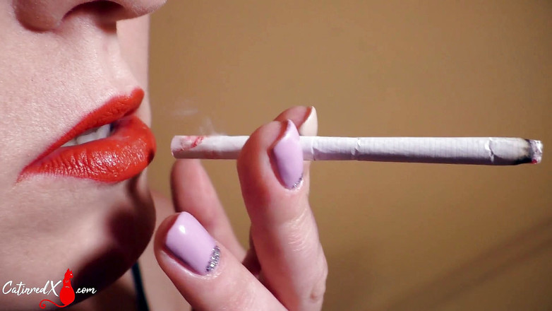 Catin Red: Hezká žena kouřila, kouřila ptáka a sperma na obličeji