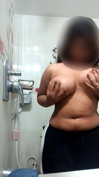 Desi mädchen mit dicken möpsen, tushi, zieht sich aus 02