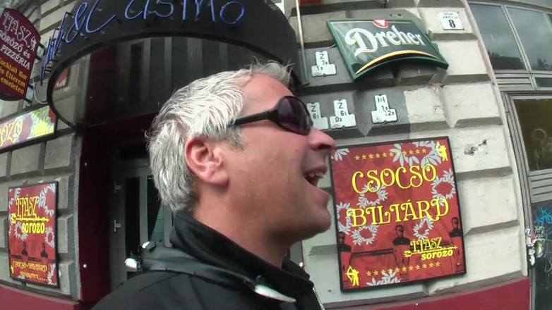 Old & Young: Bătrâni și tineri - brunetă țâțoasă este futută de doi tipi în public, urmăriți-o...