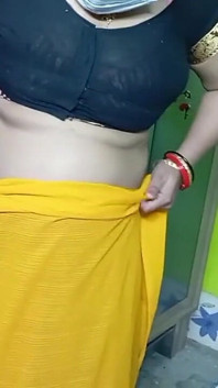 Bhabhi cantik India dalam warna kuning Sari.