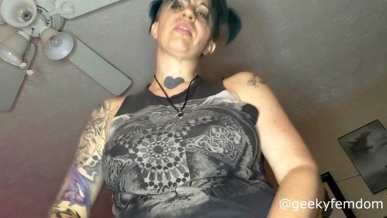 Geeky Femdom: Doğum günü çocuğu Chris'i yakalıyor