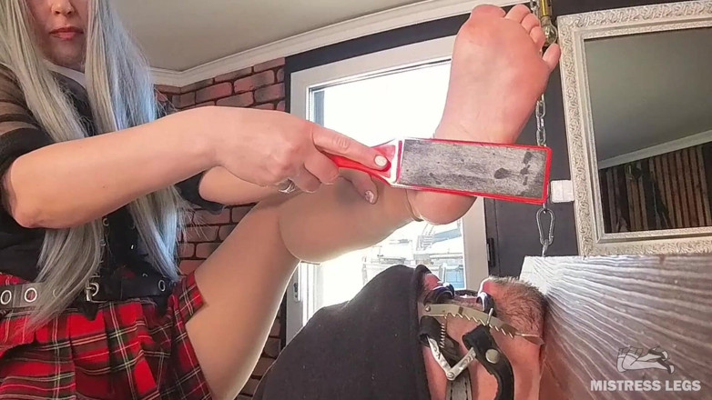 Mistress Legs: Nožní prachový hod více úhlů pedikúry škrabky přímo do úst otroka