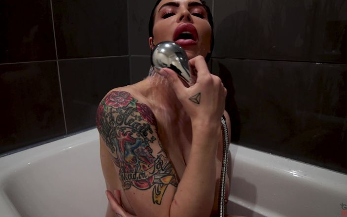 Glamour Bunnies: Maxie Rhoads - grote borsten inzepen onder de douche