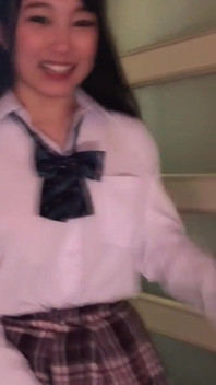 Studentessa giapponese con grandi tette. Riprese di Andare a casa di uno sconosciuto e di essere sborrata dentro