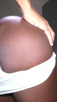 Mi puta de ébano tetona ama mi polla en su boca y en su coño
