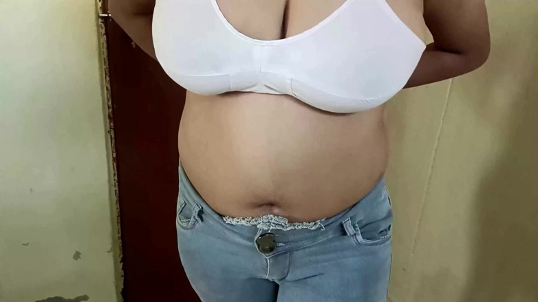 Yourdidipriya: Gadis seksi menggodaku berdiri di teras dan ngentot memeknya habis-habisan...
