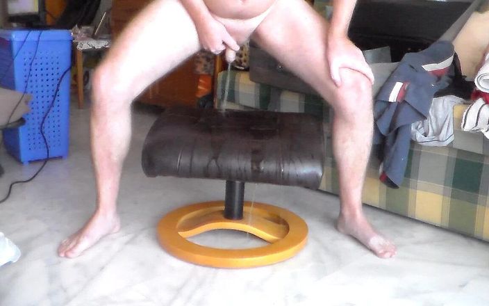 Sex hub male: John पूरे चमड़े के स्टूल पर मूत रहा है
