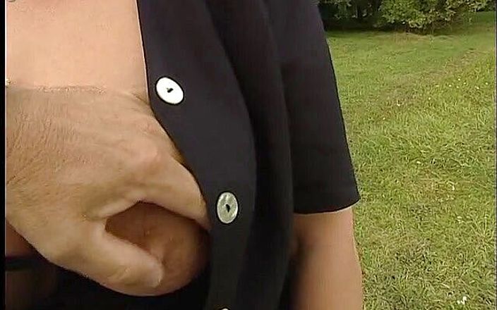 POV Orgasms: Une charmante femme mature suce la bite d&amp;#039;un mec dehors...