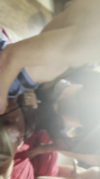 Gangbang-königin liegt wieder in der gruppe!