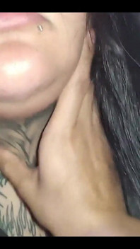 Je regarde des Tiktoks porno avec ma meilleure amie, je m’exhibe et je baise la petite salope partout