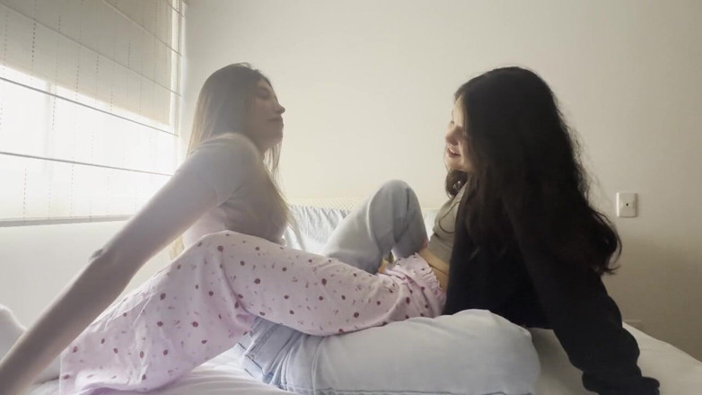 scarlettandc: Meine beste freundin lehrt mich, wie man muschi lutscht und...