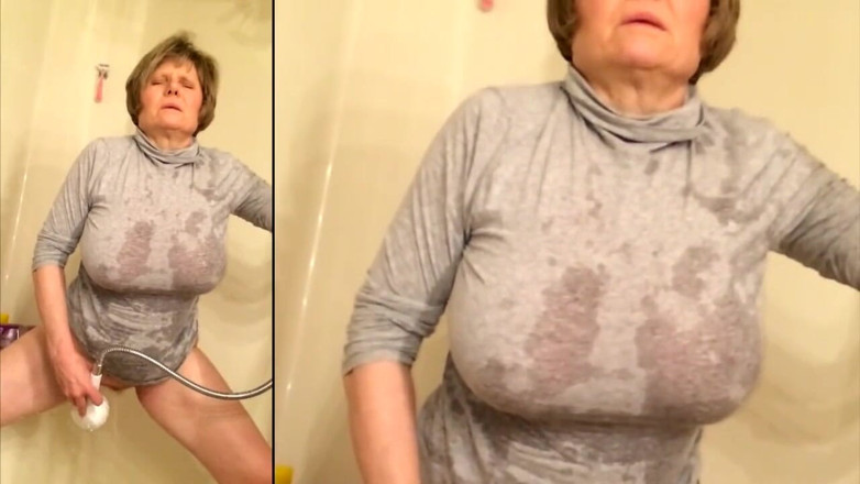MarieRocks: O BUNICĂ SEXY CU SÂNII MARI SE MASTURBEAZĂ ÎNTR-O CĂMAȘĂ GRI