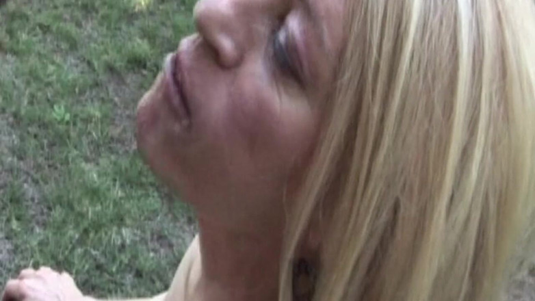 Bangora MILFs: Blond milf deepthroats dunkande bbc utomhus droppar slarvig