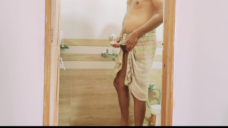 raka use: Masturbasi kencing dan mandi di kamar mandi