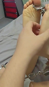 ประสบการณ์ครั้งแรกของนักมาใหม่: เท้าเปล่า, กุญแจมือและจุดไคลแม็กซ์สั่น