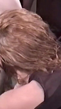 Sarışın orta yaşlı seksi kadın kalın büyük zenci yarağını götten alıyor